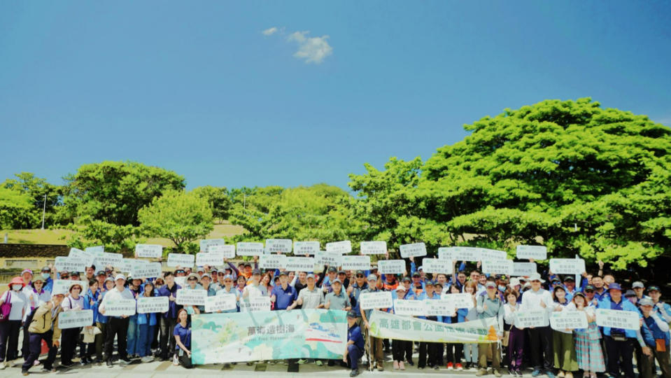 萬海航運與國家公園署今天(6/25)於高雄都會公園舉辦植樹活動。萬海提供