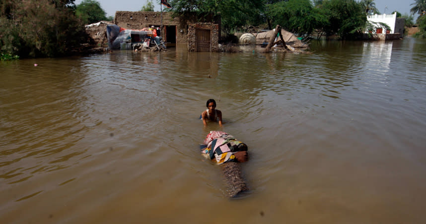 巴基斯坦這場堪稱「史詩級洪災」爆發，已經造成近千人死亡。（圖／達志／美聯社，下同）