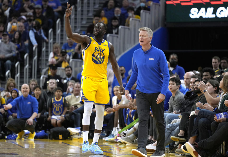 Draymond Green（圖左）與金州勇士總教練Steve Kerr.（Photo by Thearon W. Henderson/Getty Images）