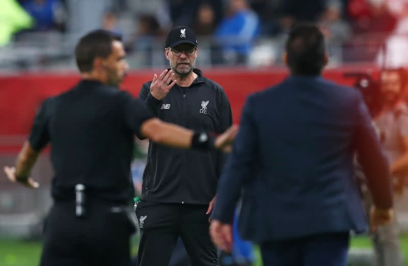 Foto del miércoles de los entrenadores de Monterrey y Liverpool discutiendo