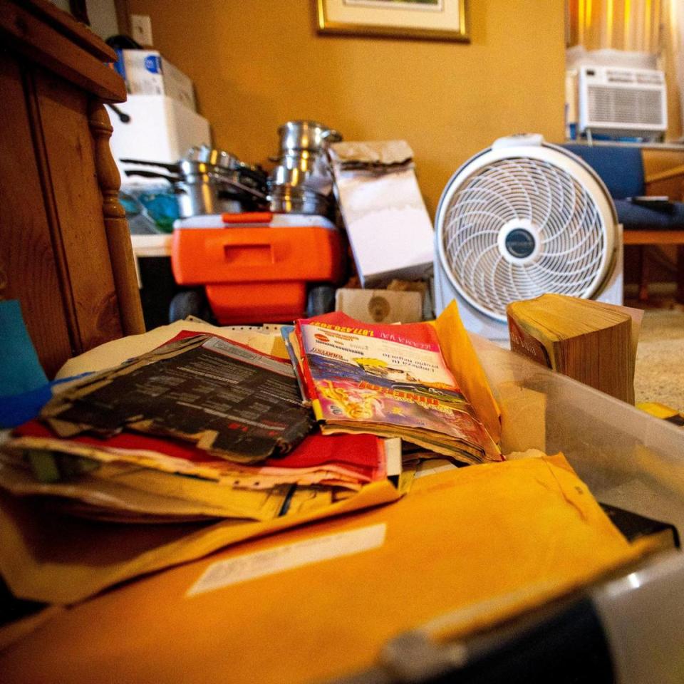 Libros y documentos personales se secan con un ventilador dentro de la casa de la inquilina Nora Trujillo, tras las inundaciones ocurridas a principios de junio de 2022 en el vecindario de La Pequeña Habana de Miami.