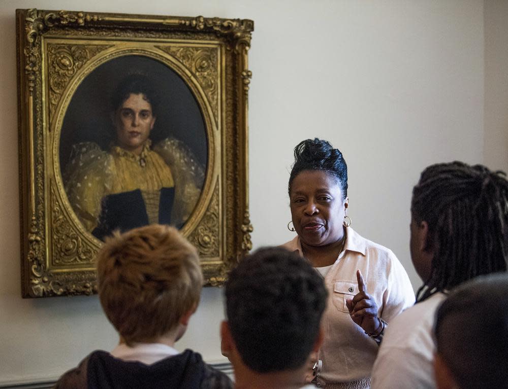 Evelyn England gives a tour of the First White House of the Confederacy to students from Arcadia Elementary School in Tuscaloosa, on April 27, 2018 in Montgomery, Ala. (Mickey Welsh/The Montgomery Advertiser via AP)