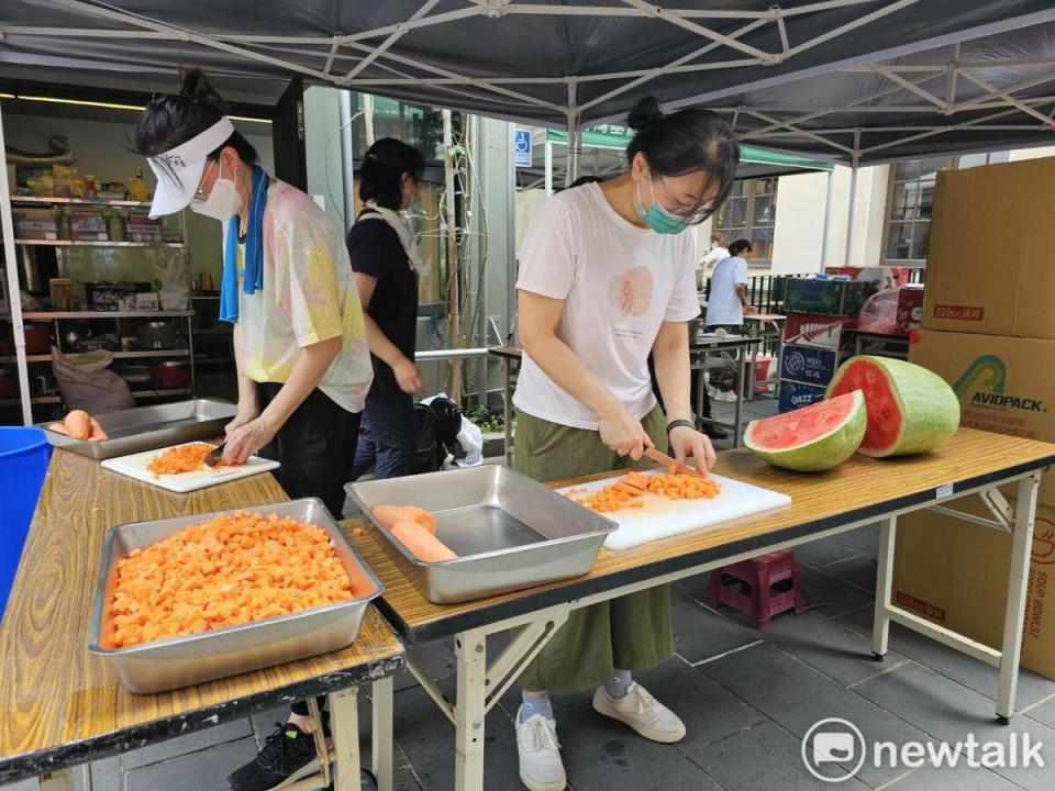 來自各地的志工在濟南教會幫忙備料。   圖：林昀真/攝