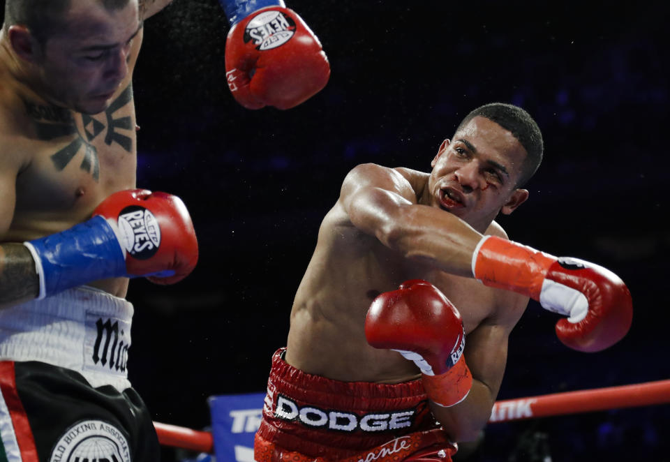 En esta imagen del 20 de abril de 2019, el puertorriqueño Félix Verdejo golpea al costarricense Bryan Vázquez en el quinto round de su pelea de peso ligero en Nueva York. (AP Foto/Frank Franklin II, archivo)