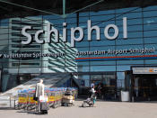 Bewaffnete Täter brachten 2005 am Amsterdamer Flughafen Schiphol einen Werttransporter der Fluggesellschaft KLM in ihre Gewalt. Juwelen im Wert von 65 Millionen Euro befanden sich darin. Ein Teil der Beute wurde später in einem Fluchtfahrzeug gefunden, wohingegen der restliche Schmuck, der 40 Millionen Euro wert sein soll, bis heute verschwunden ist. Anfang 2017 wurden sieben Verdächtige in diesem Fall festgenommen. (Bild-Copyright: PPE/ddp Images)