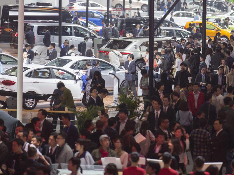 Die Autowelt dreht sich um China: Besucheransturm bei der Messe Auto China 2014. Foto: Adrian Bradshaw