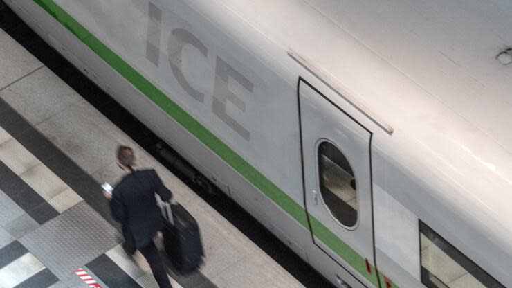 Der Bund unterstützt die Bahn mit Milliarden, damit für mehr Klimaschutz mehr Menschen Zug fahren. Bis 2026 soll die Sitzplatzkapazität im Fernverkehr um weitere 20 Prozent wachsen. Foto: dpa