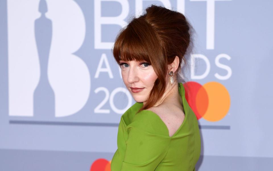 Die Bee-Queen of England in Staffel eins hieß Nicola Roberts. Die Pop-Sängerin machte sich vor allem mit ihrer Girlgroup "Girls Aloud" einen Namen, die im Vereinigten Königreich auf 20 Top-10-Hits in Folge stolz sein kann. In der britischen Ausgabe sicherte sie sich 2020 im Kostüm der Bienenkönigin Platz eins. (Bild: 2020 Getty Images/Gareth Cattermole)