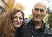 <p>Barry Eisemann de Dickerson, Maryland, y su hija Mandy, familiares de la niña reunidos en la ceremonia. (Arne Dedert/dpa via AP) </p>