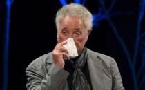 Tom Jones leistete sich als Ehemann viele Fehltritte, aber er wusste immer, was wahre Liebe ist. 2016 starb seine Ehefrau Linda nach 59-jähriger Ehe und der "Tiger" war am Boden zerstört. Das konnte er, Profi hin oder her, auch nicht verbergen, als er wenig später bei einem Festival in Wales auftrat. Erst kürzlich erklärte Jones, jede Nacht neben Lindas Urne zu schlafen. (Bild: Matthew Horwood/Getty Images)