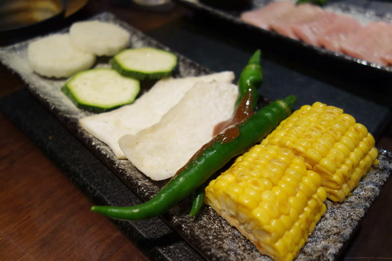 綜合野菜盤，有玉米、糯米椒、幸鮑菇切片、櫛瓜和日本山藥。