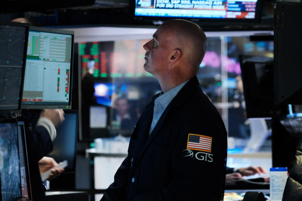 Nowy Jork, Nowy Jork - 28 marca: Traderzy pracują na platformie New York Stock Exchange (NYSE) 28 marca 2022 r. w Nowym Jorku.  Po korzystnym tygodniu dla akcji, indeks Dow Industrial Average spadł o ponad 100 punktów w porannym handlu.  (Zdjęcie: Spencer Flat / Getty Images)