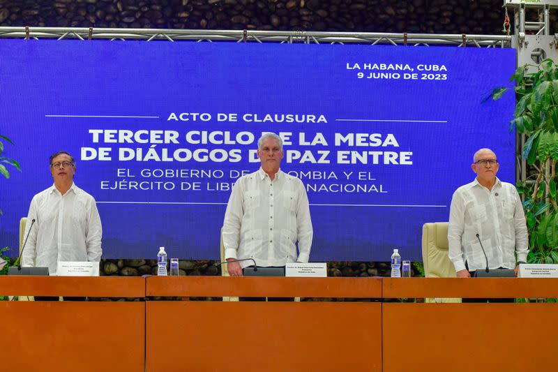 El presidente de Colombia, Gustavo Petro, su homólogo de Cuba, Miguel Diaz-Canel, y el comandante del Ejército de Liberación Nacional (ELN), Antonio Garcia, asisten al anuncio del cese al fuego bilateral por seis meses entre el ELN y el Gobierno de Colombia, en La Habana