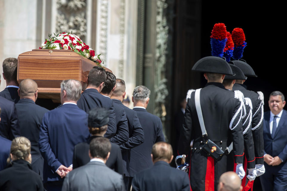 Familiares y gente cercana acompaña el ataúd del primer ministro italiano, Silvio Berlusconi, durante su funeral de Estado en la catedral de Milán, Italia, el 14 de junio de 2023. (Claudio Furlan/LaPresse vía AP)