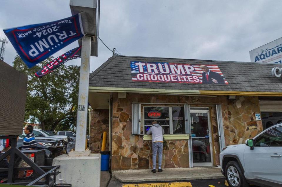 Vista exterior del Madruga's Café, donde se ofrece una receta familiar de croquetas desde que la familia Madruga abrió la cafetería hace 12 años y que ahora han rebautizado como "Trump Croquettes" en honor al ex presidente Trump, en el 6895 Bird Rd, en Miami, el viernes 9 de febrero de 2024. Pedro Portal/pportal@miamiherald.com