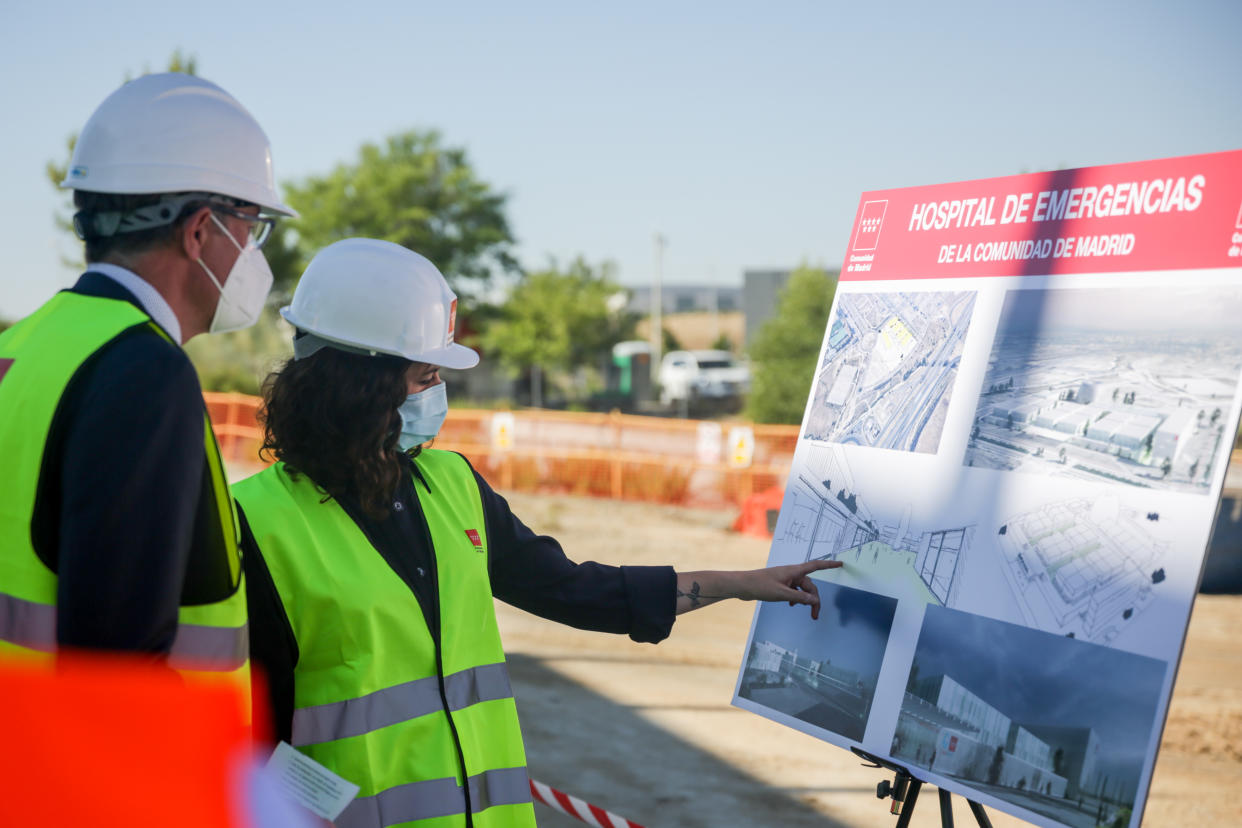 La Presidenta de la Comunidad de Madrid, Isabel Diaz Ayuso, visita las obras del nuevo hospital para pandemias y catástrofes en VAldebebas | imagen Ricardo Rubio/Europa Press 