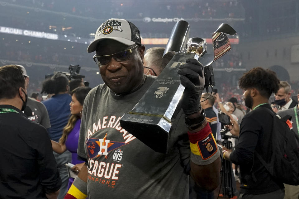 El mánager de los Astros de Houston Dusty Baker Jr. con el trofeo de campeones de la Liga Americana, el viernes 22 de octubre de 2021, en Houston. (AP Foto/Tony Gutiérrez)