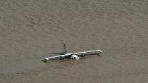 avión sumergido en el agua en la base aérea Armando Escalón en Honduras