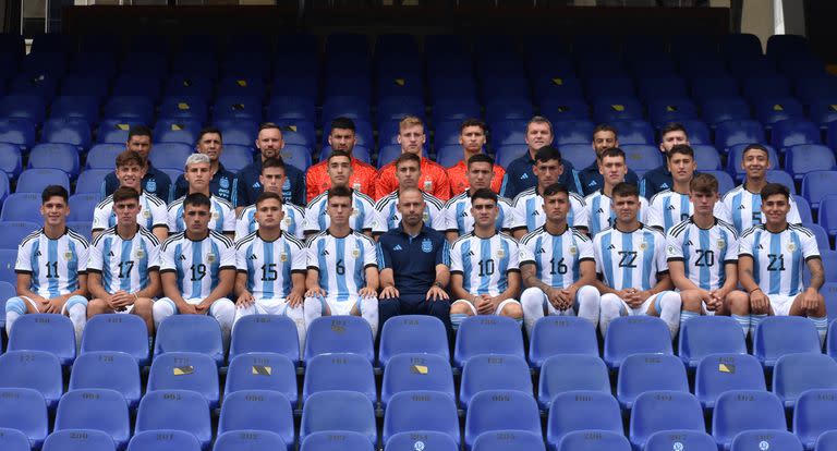 La foto oficial de la selección Sub 20, que no pudo clasificarse para el Mundial de Indonesia, que ahora perdió la sede