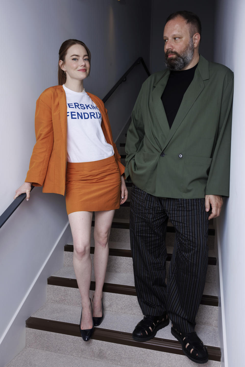 Emma Stone, izquierda, y el director Yorgos Lanthimos posan para un retrato para promover la película 'Kinds of Kindness' en la 77a edición del Festival de Cine de Cannes, en Francia el sábado 18 de mayo de 2024. (Foto Vianney Le Caer/Invision/AP)