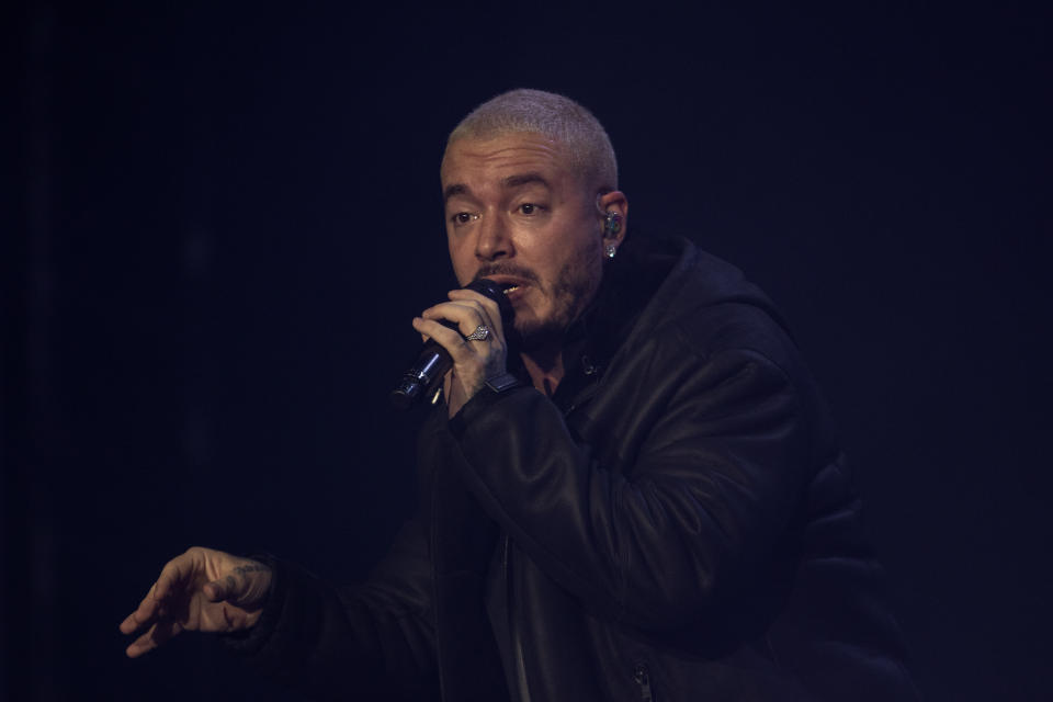 El cantante J Balvin durante su presentación en el festival Coca-Cola Flow Fest en la Ciudad de México el 27 de noviembre de 2022. (Foto AP/Alejandro Godínez)