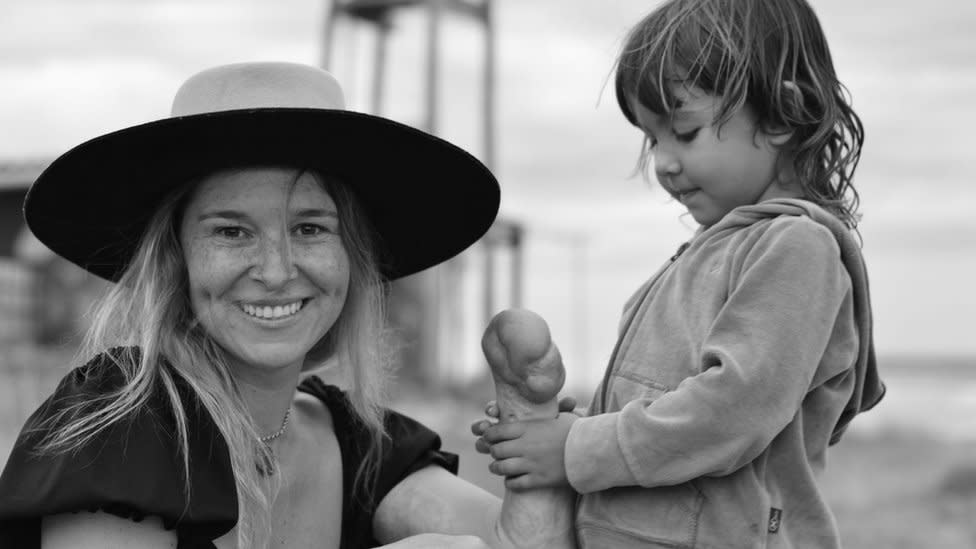 Alfonsina Maldonado junto a una niña.