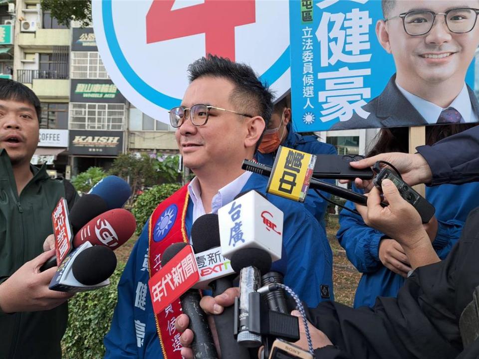 台中市立委五選區候選人黃健豪2日參加台中市國民黨立委候選人街口拜票活動時，回應對手民進黨莊競程批評未參加教召，是因家裏有重大變故請假，反擊莊任內毫無建樹，才會利用抹黑、扭曲手段。（陳淑芬攝）