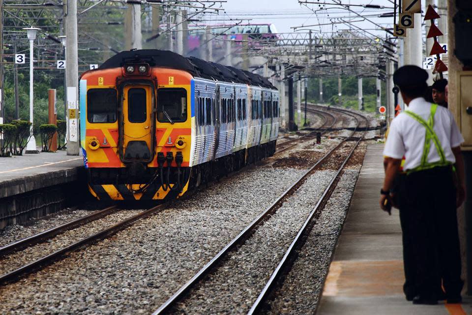 台鐵228連假車票今日凌晨0點開放訂票，尖峰時段東、西部幹線長途自強號車票座位均已售完。   圖：台灣鐵路局／提供