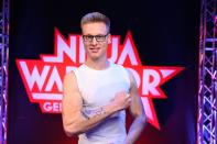 Am zehn Meter hohen Power Tower trat Neuling Fabian Ströbele (20, Foto) gegen Routinier Artur Schreiber (29), schnellster Finisher der Runde und Halbfinalist 2019, an. Drama pur: Beide flogen nacheinander von der Balancestange - Artur war aber schneller wieder oben und als Erster am Buzzer. Lohn: 5.000 Euro Extraprämie und Direkteinzug ins Finale! (Bild: TVNOW / Markus Hertrich)