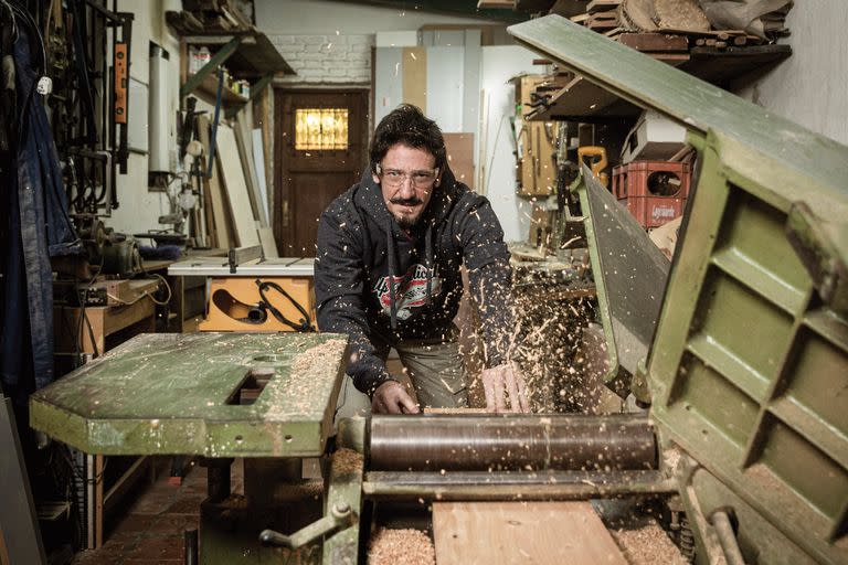 Octavio Borro en su casa y taller de carpintería en Quilmes