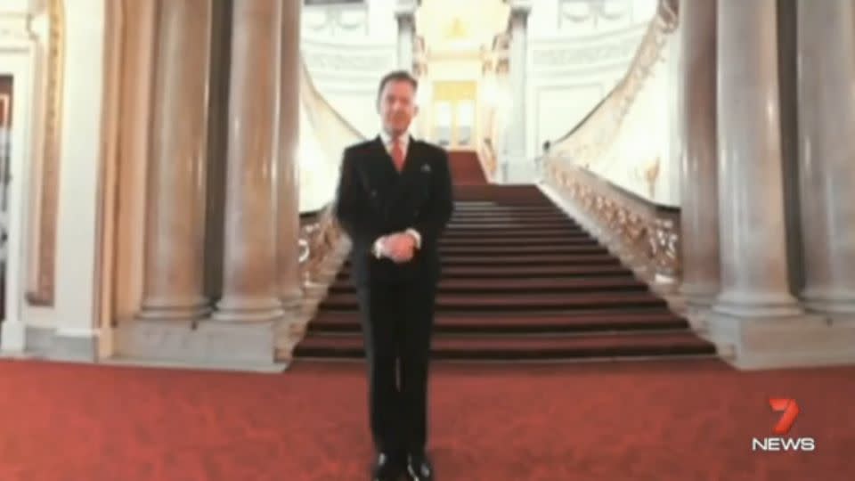 A friendly tour guide greets you in the lobby of the grand palace. Photo: YouTube