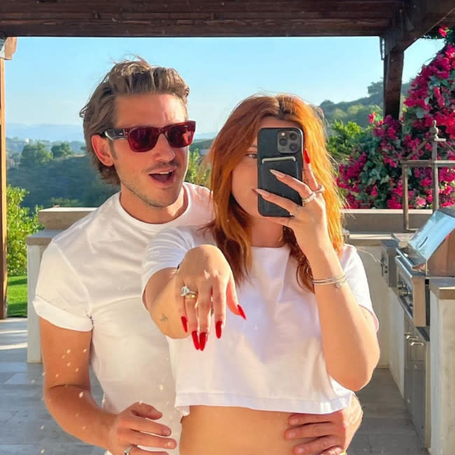 Bella Thorne se comprometió con su novio Mark Emms después de una año de noviazgo credit:Bang Showbiz