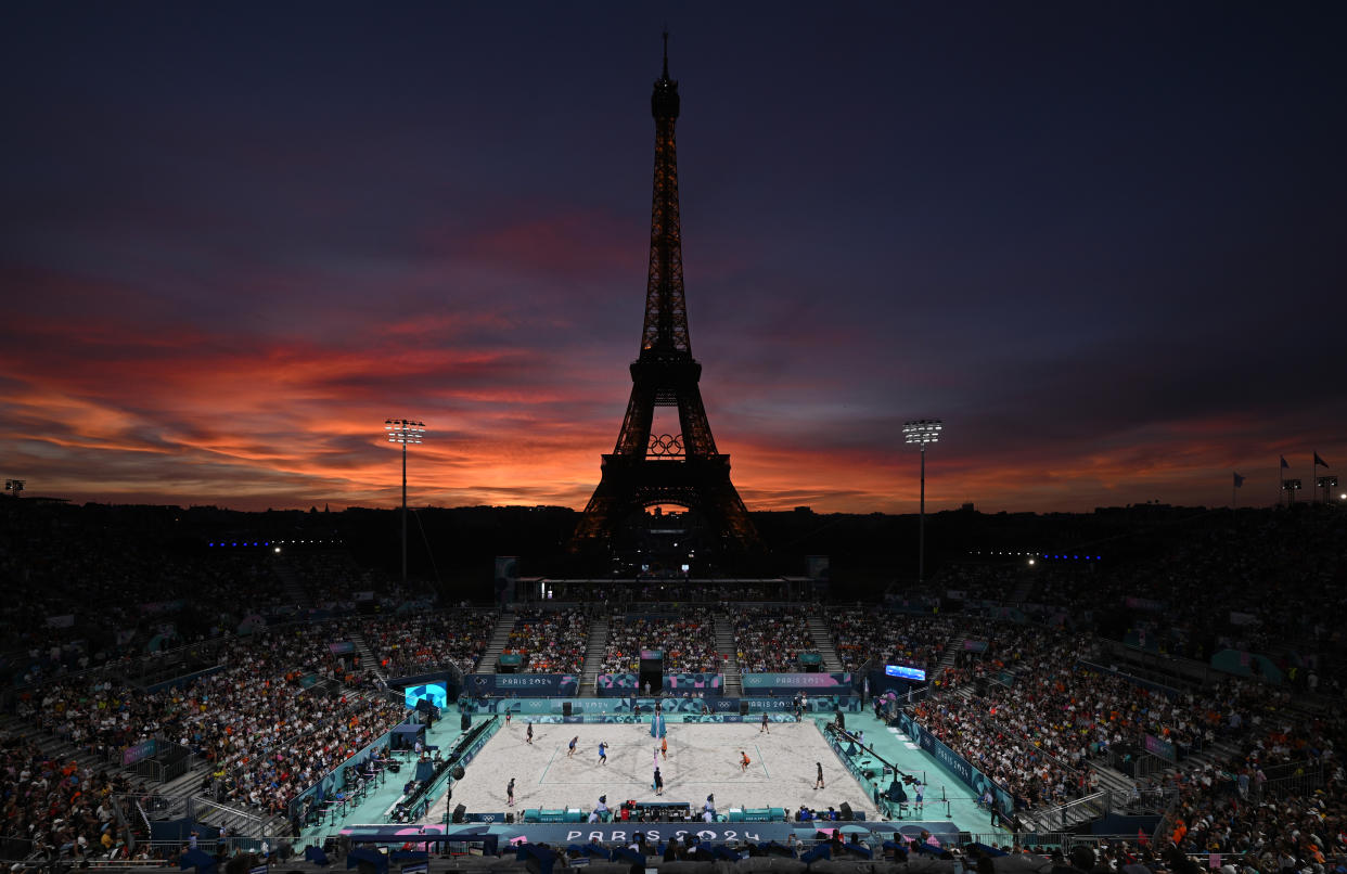 04 August 2024, France, Paris: Olympics, Paris 2024, beach volleyball, Eiffel Tower Stadium, men, round of 16, Evandro/Arthur (Brazil) - van de Velde/Immers, view of the stadium and the Eiffel Tower. Photo: Marijan Murat/dpa (Photo by Marijan Murat/picture alliance via Getty Images)