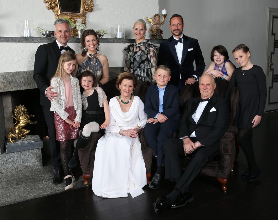 A photo of the Norwegian Royal family (Ari Behn, princess Märtha Louise, Leah Isadora Behn, Emma Tallulah Behn, queen Sonja, prince Sverre Magnus, king Harald, crown princess Mette Marit, crown prince Haakon, Maud Angelica Behn and princess Ingrid Alexandra) taken on the occasion of King Harald's 25th throne anniversary in 2016 at the crown prince couple´s residence at Skaugum.