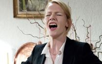 Seit der Oscar-Nominierung für den Film "Toni Erdmann" (2016, Bild), in dem sie neben Peter Simonischek die Hauptrolle spielte, weiß es wahrscheinlich sogar ganz Hollywood: Sandra Hüller geht in jeder Rolle voll aus sich heraus. (Bild: SWR)