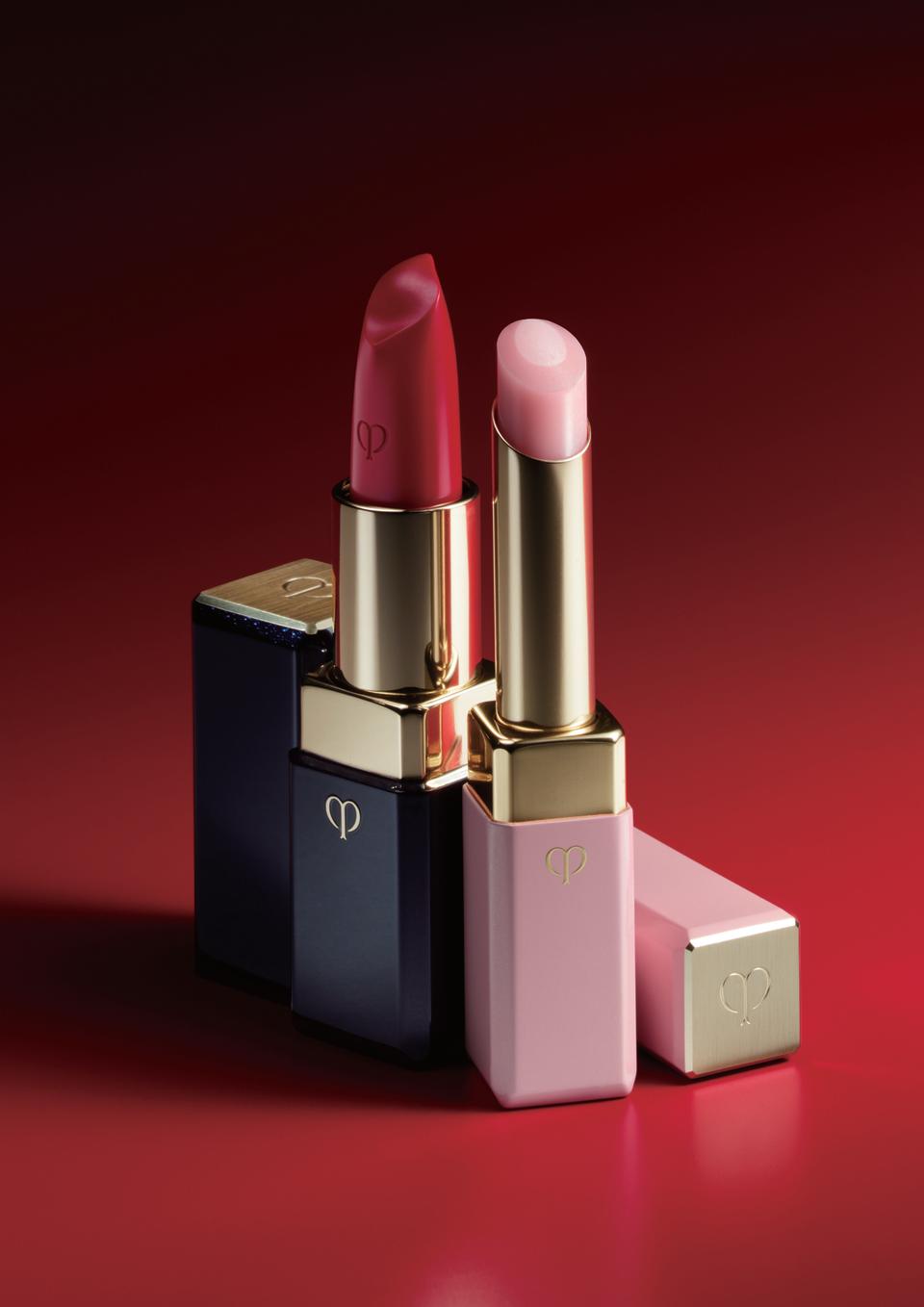 <h3>cle de peau BEAUTE 肌膚之鑰 首四奢華美唇組</h3> <p>購買肌膚之鑰任一訂製唇膏+任一護唇產品（合計NT.3,300以上），即可獲贈絲緞光采粉霜3ml+無瑕妝前凝露3ml+光采眼唇卸妝液30ml。</p> <p>延伸閱讀:</p> <p><a href="https://www.cosmopolitan.com/tw/beauty/g23077952/2018-new-connection/" rel="nofollow noopener" target="_blank" data-ylk="slk:2018百貨周年慶必買高CP值【彩妝保養】清單，一次可以買完一年份！;elm:context_link;itc:0;sec:content-canvas" class="link ">2018百貨周年慶必買高CP值【彩妝保養】清單，一次可以買完一年份！</a></p> <p><a href="https://www.cosmopolitan.com/tw/beauty/update/a22068491/beauty-new-store-201807/" rel="nofollow noopener" target="_blank" data-ylk="slk:COSMO【美妝新店＆快閃活動】新訊一把抓，期間限定與必收新品總整理！;elm:context_link;itc:0;sec:content-canvas" class="link ">COSMO【美妝新店＆快閃活動】新訊一把抓，期間限定與必收新品總整理！</a><br><br>♥加入柯夢波丹LINE@ 所有慾望一次滿足♥</p>   <cite>肌膚之鑰</cite>