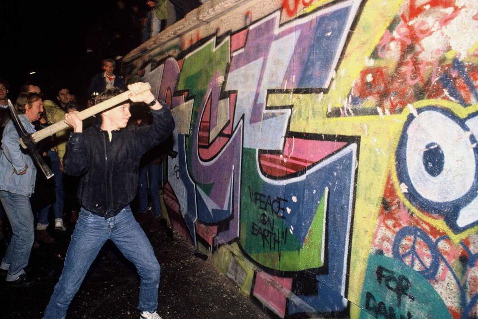 <p>A man takes the destruction of the Berlin Wall into his own hands. </p>