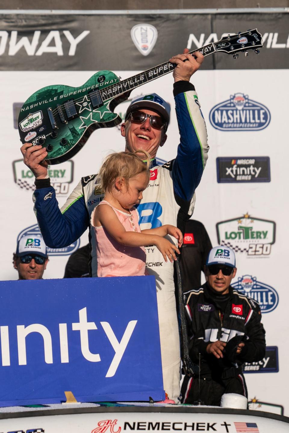 2024 年 6 月 29 日星期六，NASCAR Xfinity 系列赛车手约翰·亨特·内梅切克 (John Hunter Nemechek) 在田纳西州黎巴嫩纳什维尔超级赛道赢得田纳西彩票 250 赛后与他的女儿阿斯彭一起庆祝。
