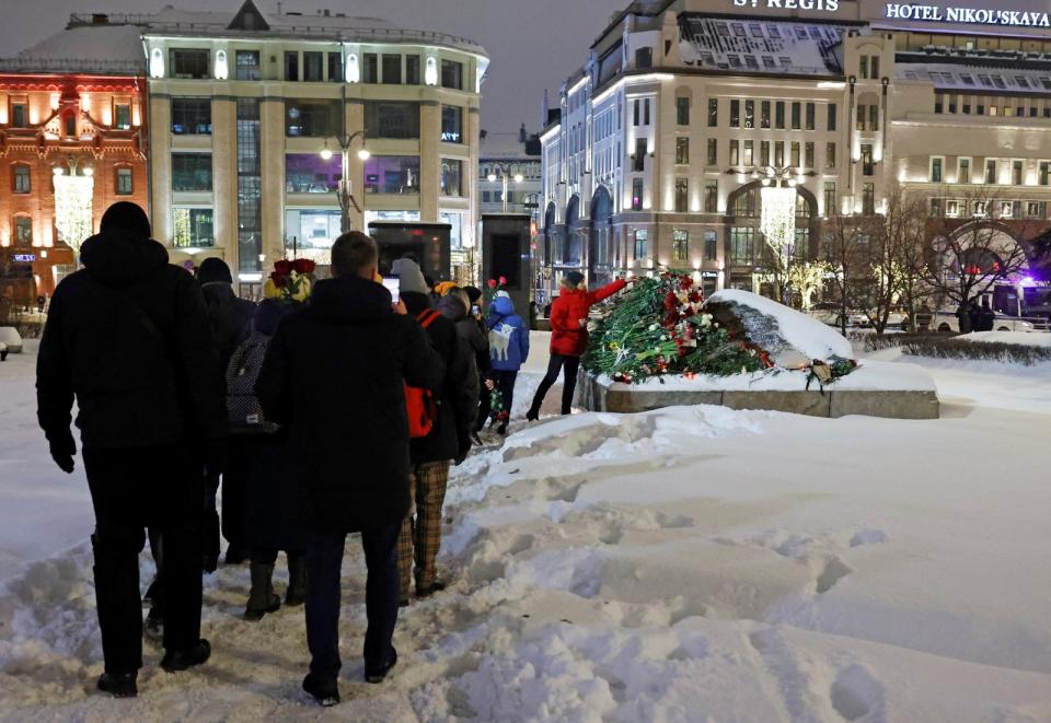 俄國民運人士納瓦尼2月16日猝逝獄中，民眾在莫斯科「索羅維茨基石碑」排隊等待獻花。路透社