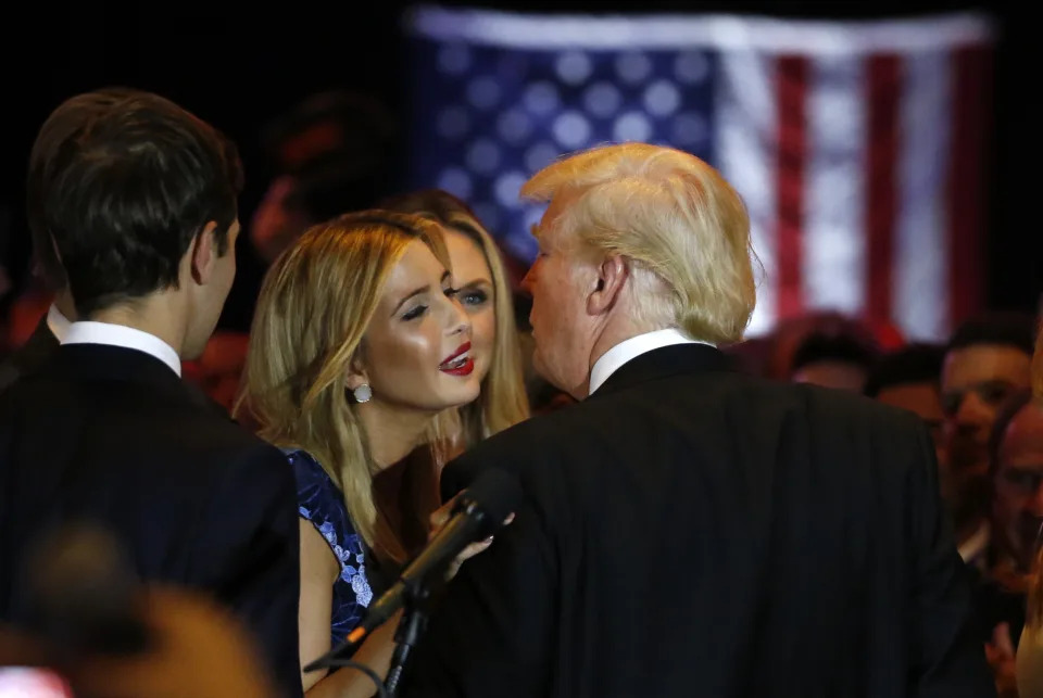 Ivanka Trump celebra con su padre Donald Trump en un evento de su primera campaña presidencial, en la Torre Trump en Manhattan, Nueva York, Estados Unidos, el 3 de mayo de 2016. (Reuters, archivo/Lucas Jackson)