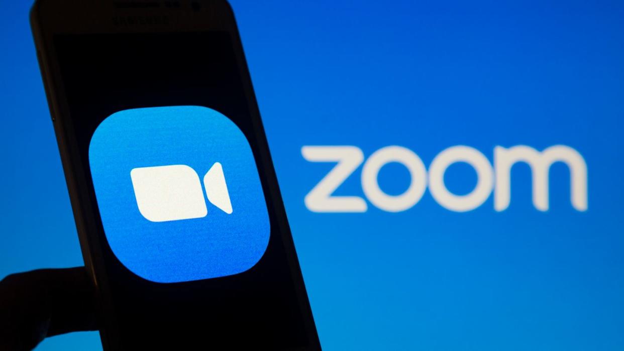 Das Zoom-Logo ist auf einem Smartphone-Bildschirm zu sehen. Der Videokonferenzdienst boomt weiter und hat im zweiten Quartal erstmals die Marke von einer Milliarde Dollar beim Umsatz geknackt.