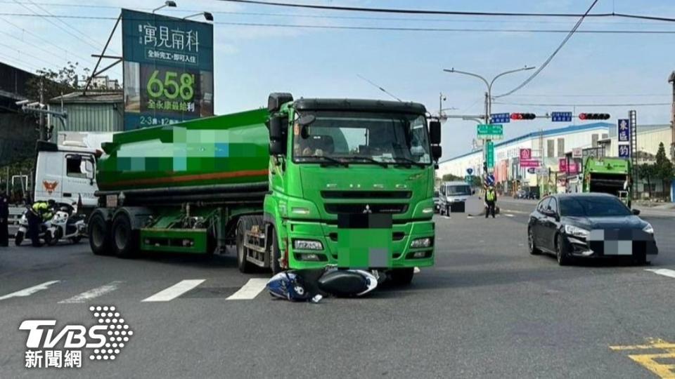 疑似視線死角路口兩車發生交通事故。（圖／TVBS）