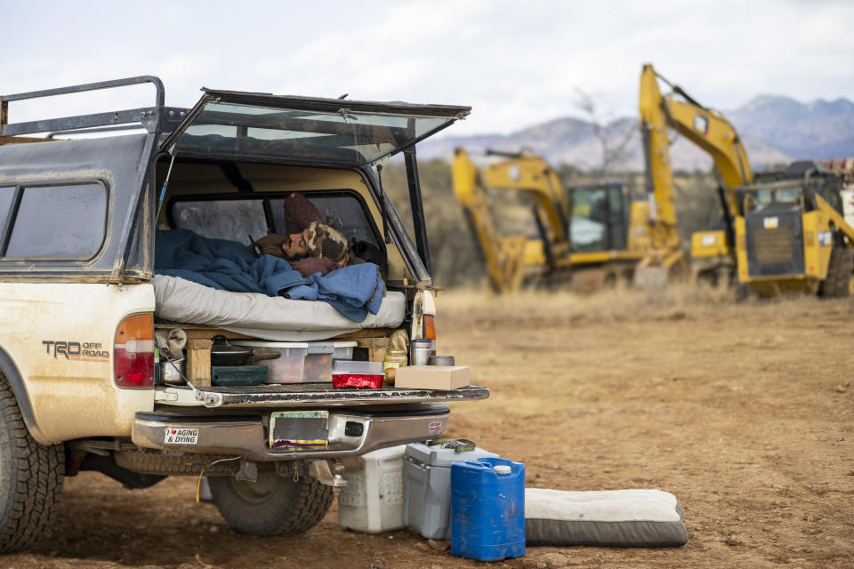 Un activista ambiental que se opone a un muro fronterizo improvisado hecho con contenedores acampa cerca del sitio de la construcción en el Bosque Nacional Coronado en Arizona, el 7 de diciembre de 2022. (Ivan Pierre Aguirre/The New York Times)
