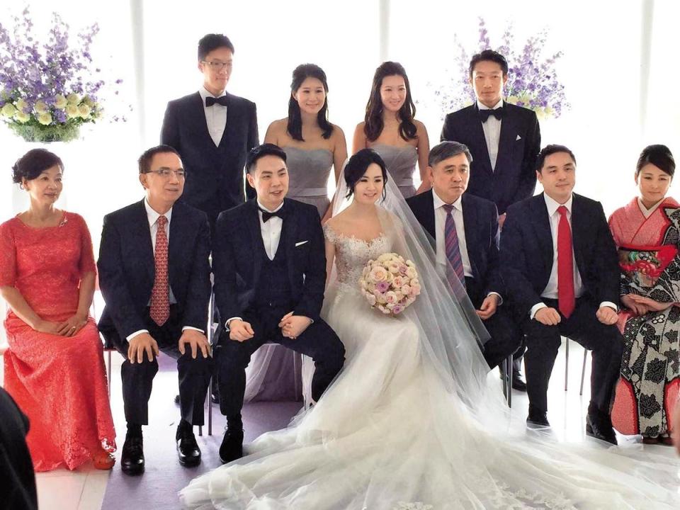 王思涵結婚時，麻衣（前右一）也在場，沒想到事到如今雙雙變調；王文洋（前右三）以自己的曲折情史，內心也應是百感交集。（讀者提供）