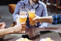 Wie bitte?! Tatsächlich: Auch in alkoholfreiem Bier ist Alkohol enthalten. Durchschnittlich 0,5 Volumenprozent Alkohol versteckt sich im vermeintlich alkoholfreien Getränk. (Bild: iStock / 1Artem Ermilov)