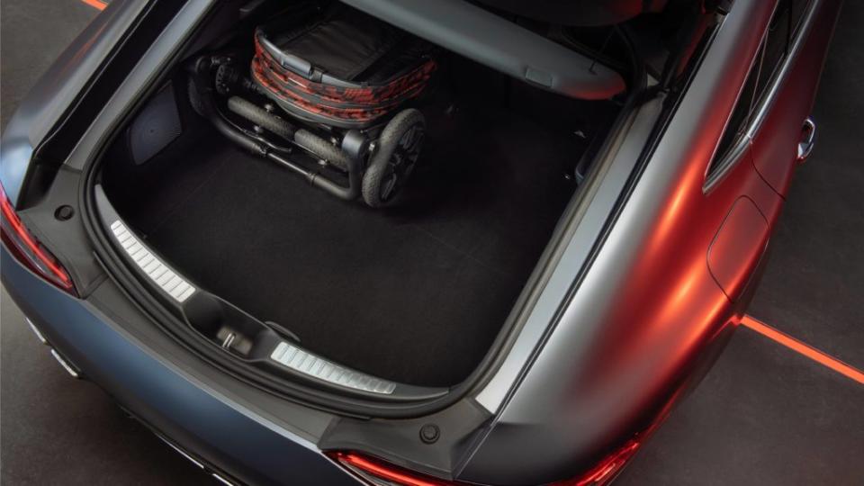 AMG GT限量手推車收摺後，長x寬x高僅69 x 58.5 x 31cm。(圖片來源/ 賓士)