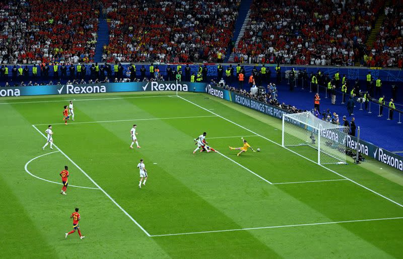 Foto del domingo del español Mikel Oyarzabal marcando el gol del triunfo ante Inglaterra en la final de la Euro