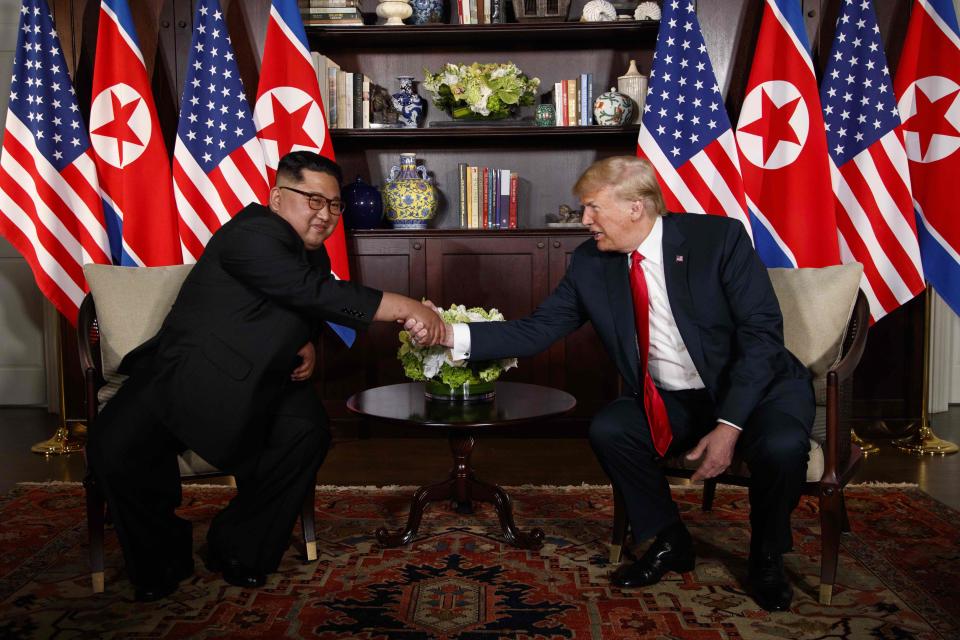 Trump und Kim bei ihrem ersten Treffen am 12. Juni 2018 in Singapur. (Bild: AP Photo/Evan Vucci)