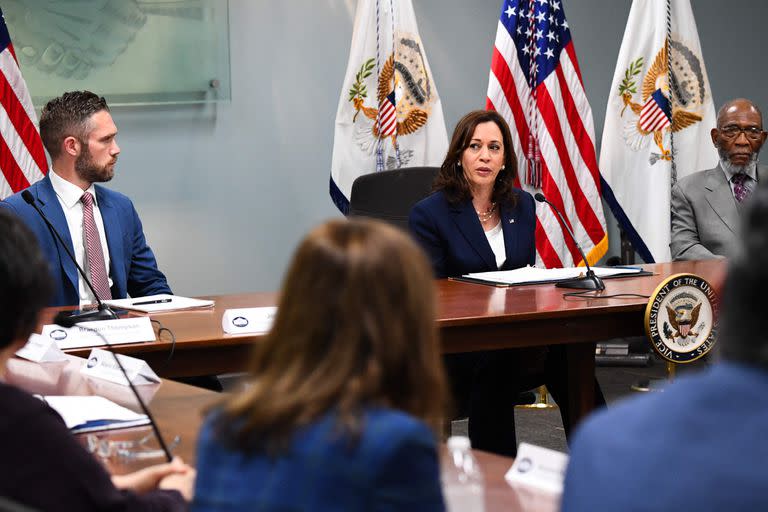 Kamala Harris, en una reunión por fuera de la Cumbre de las Américas en Los Angeles, California. (Photo by Patrick T. FALLON / AFP)