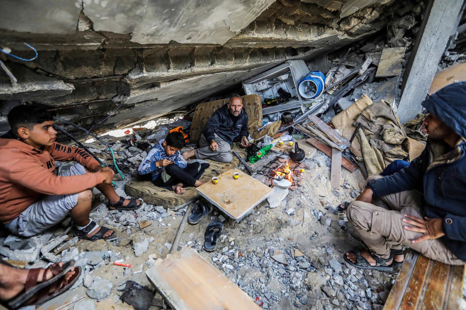 Image: As Gaza Ceasefire Holds, Residents Seek Food, Fuel And Other Aid (Ahmad Hasaballah / Getty Images)